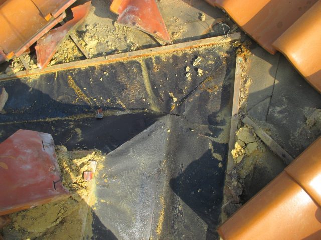 明石市の谷板金交換前の劣化した防水紙